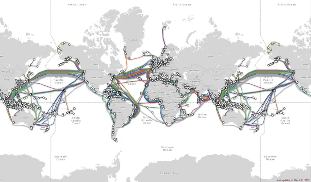 يتم توجيه البيانات حول العالم من خلال نظام الطرق السريعة للمعلومات في شكل كابلات بحرية